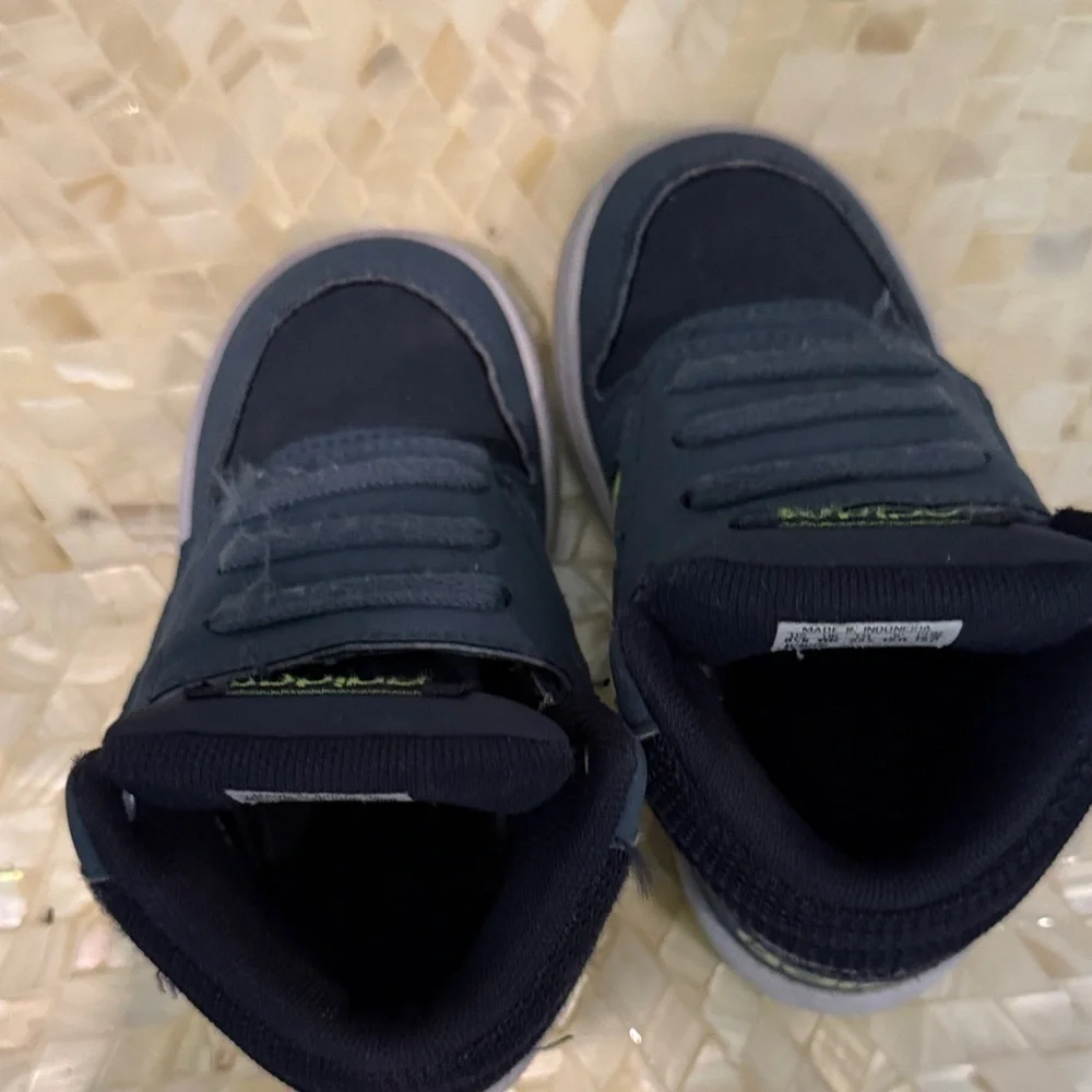 Adidas Kids Sneakers - Navy and Neon Yellow 8.5 kids